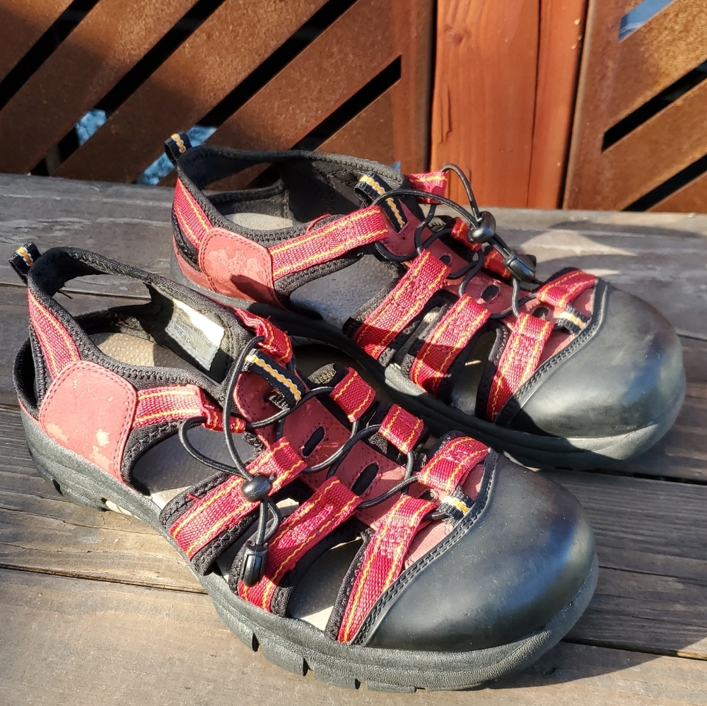 Alpine Design Water Shoes. Men's 9M. Red. GUC. Minimal Wear. Lots of tre…